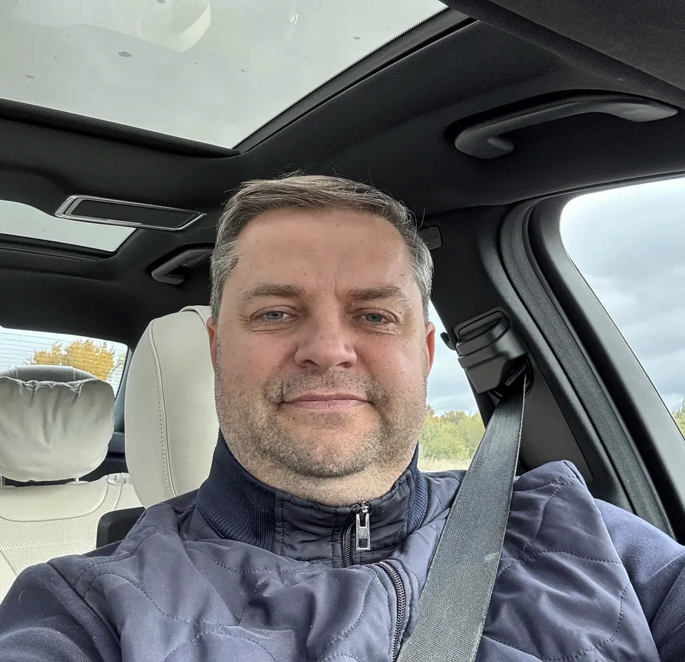 REVISION direktorius Grantas Pažėra automobilyje